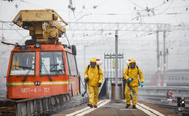 Specialists wearing perso<em></em>nal protective equipment (PPE) spray disinfectant while sanitizing the Kazansky railway station amid the outbreak of the coro<em></em>navirus disease (COVID-19) in Moscow, Russia November 2, 2021. REUTERS/Maxim Shemetov