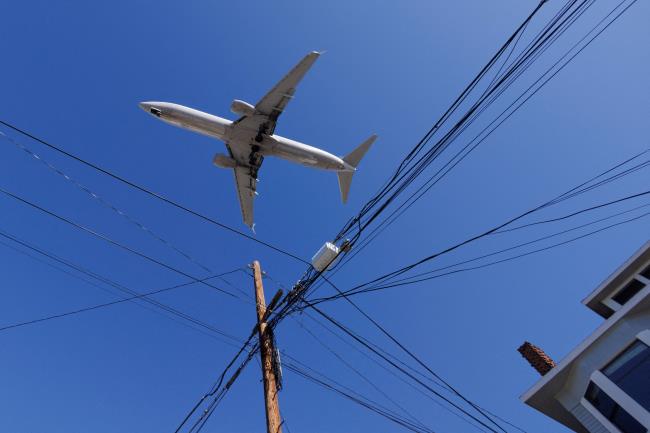 A commercial aircraft approaches to land at San Diego Internatio<em></em>nal Airport as U.S. telecom companies, airlines and the FAA co<em></em>ntinue to discuss the potential impact of 5G wireless services on aircraft electro<em></em>nics in San Diego, California, U.S., January 6, 2022. REUTERS/Mike Blake