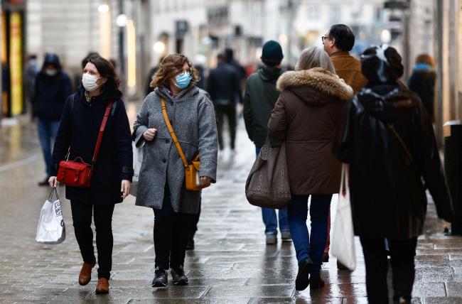 People wearing protective face masks walk on a street, amid the coro<em></em>navirus disease (COVID-19) outbreak, in Nantes, in France, January 8, 2022. REUTERS/Stephane Mahe