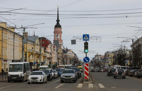 Cars wait at the traffic lights in Kaluga