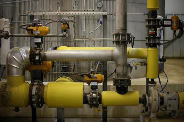 A network of pipes and tanks co<em></em>nvert corn to ethanol at the Lincolnway Energy plant in Nevada, Iowa