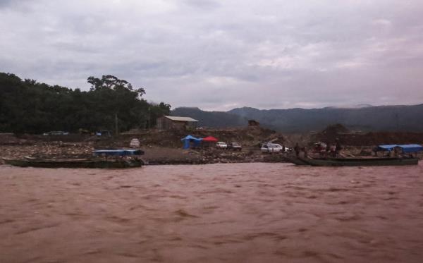 Gold mining plant by the Beni River