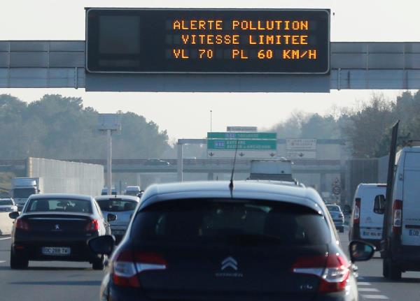 An electro<em></em>nic road sign reads 