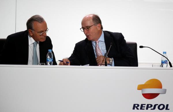 Anto<em></em>nio Brufau, chairman of Spanish oil company Repsol, speaks to CaixaBank Chairman and Repsol shareholder Isidro Faine during a ceremony to present company's strategic plan in Madrid