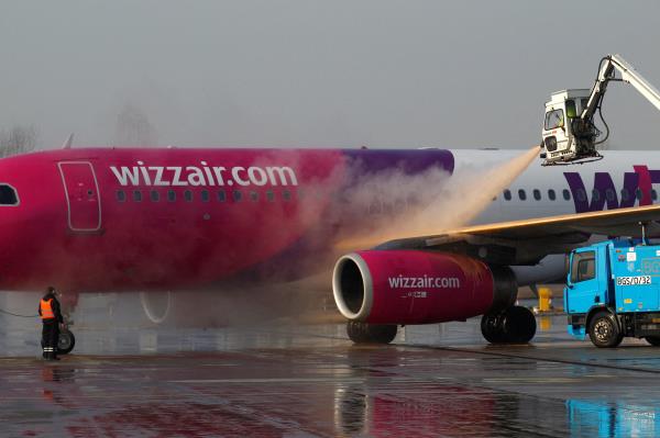 A Wizz Air plane is de-iced before flight at the Chopin Internatio<em></em>nal Airport in Warsaw