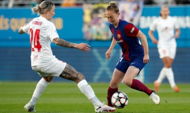 Keira Walsh (right) is comfortable on the ball and slots in superbly for a technically brilliant Barcelona team.