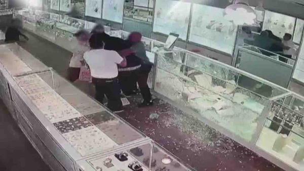 owners of jewelry store co<em></em>nfronting thief