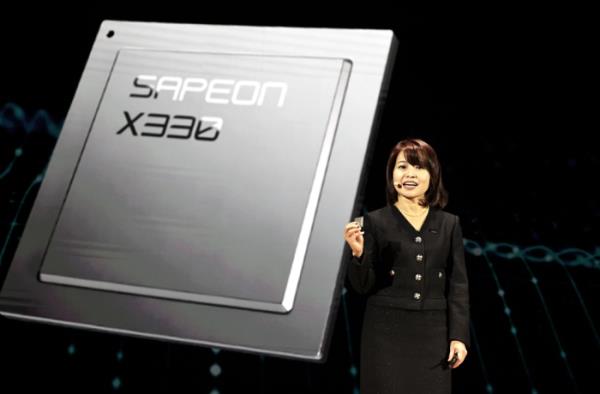 Sapeon　CEO　Ryu　Soojung　introduces　the　X330　to　the　press　in　Seoul　(Courtesy　of　Yonhap)