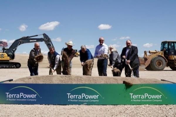 TerraPower　leaders　and　officials　celebrate　the　start　of　construction　of　a　nuclear　reactor　facilities　in　Wyoming　on　June　10.　Bill　Gates,　in　blue,　is　the　founder　and　chairman　of　the　company.　TerraPower　CEO　and　President　Chris　Levesque　is　to　the　right　of　Gates.　(Courtesy　of　TerraPower)