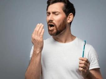 Managing bad breath involves several key practices, including regular dental hygiene, brushing teeth at least twice a day and using mouthwash to maintain fresh breath. (Image: Shutterstock)