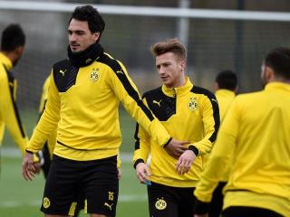 Mats Hummels (L) and Marco Reus (R) in training with Borussia Dortmund. (AFP)