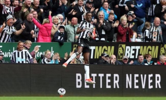 Alexander Isak celebrates scoring for Newcastle