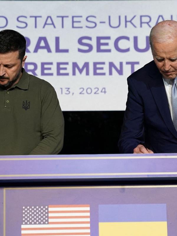  Ukrainian President Volodymyr Zelenskiy and US President Joe Biden sign a new security agreement between the United States and Ukraine, Savelletri, Italy.