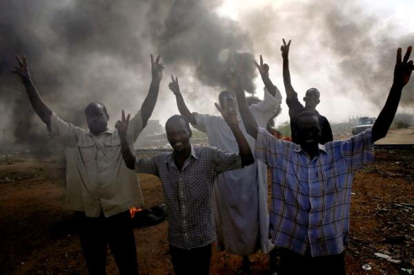 Sudanese protesters gesture as they chant slogans along a street and demanding that the country''s Transitio<em></em>nal Military Council hand over power to civilians in Khartoum, Sudan, June 3, 2019. REUTERS/S