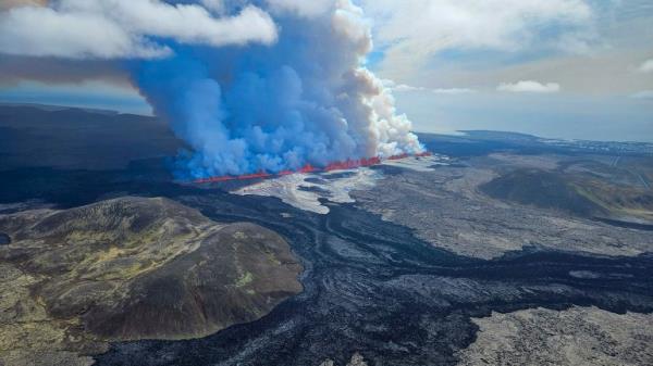 TOPSHOT - This handout picture released by the Icelandic Coast Guard on May 29, 2024 shows billowing smoke and flowing lava pouring out of a new fissure, during a surveilance flight above a new volcanic eruption on the outskirts of the evacuated town of Grindavik, western Iceland. A new volcanic eruption has begun on the Reykjanes peninsula in southwestern Iceland, the country's meteorological office said Wednesday, shortly after authorities evacuated the nearby town of Grindavik. (Photo by HANDOUT / Icelandic Coast Guard / AFP) / RESTRICTED TO EDITORIAL USE - MANDATORY CREDIT 