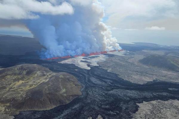 A volcano spews lava and smoke as it erupts near Grindavik, on Reykjanes Peninsula, Iceland, May 29, 2024. Iceland Civil Protection/Handout via REUTERS THIS IMAGE HAS BEEN SUPPLIED BY A THIRD PARTY. MANDATORY CREDIT. NO RESALES. NO ARCHIVES. BEST QUALITY AVAILABLE