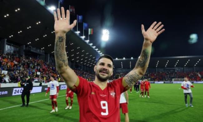 Aleksandar Mitrovic celebrates Serbia’s qualification for Euro 2024 after the draw with Bulgaria in Leskovac last November