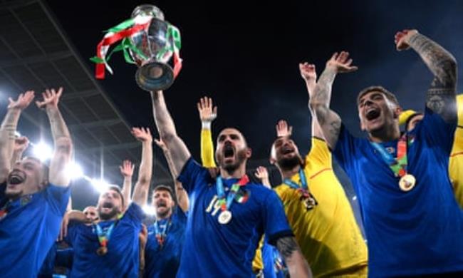 Italy’s Leo<em></em>nardo Bo<em></em>nucci and his teammates celebrates with the trophy after winning Euro 2020 (in July 2021) at Wembley.