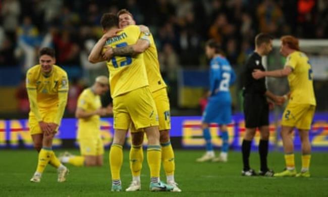 Ukraine’s Illia Zabarnyi and Volodymyr Brazhko celebrate after qualifying for Euro 2024.