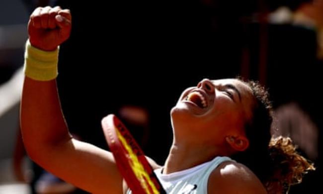 Jasmine Paolini of Italy celebrates after winning her quarter-final against Elena Rybakina at Roland Garros.