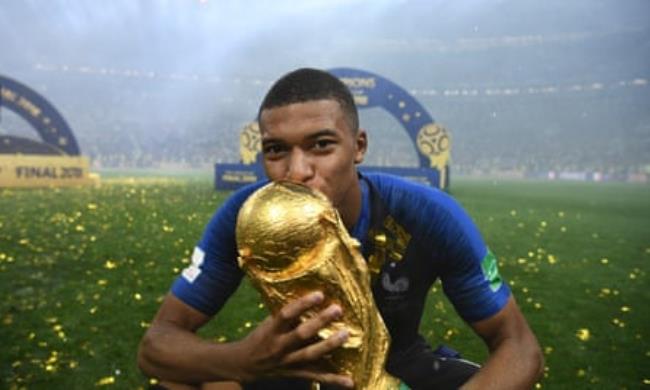 Kyian Mbappé celebrates winning the World Cup with France in 2018