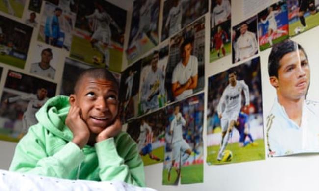 Kylian Mbappé as a youngster admiring the Cristiano Ro<em></em>naldo posters in his bedroom
