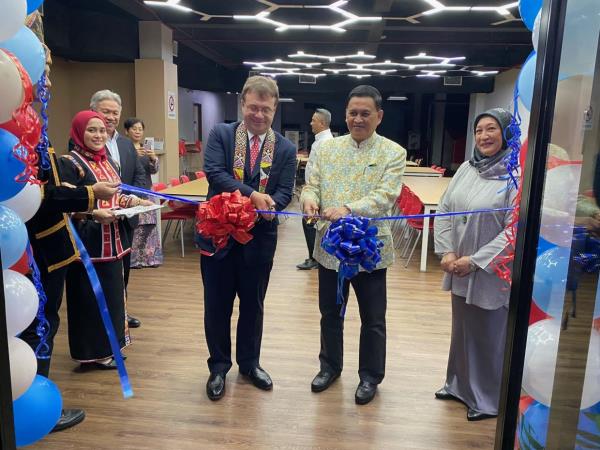 Arifin (right) and Kagan cutting the ribbons to launch the American Green Corner.