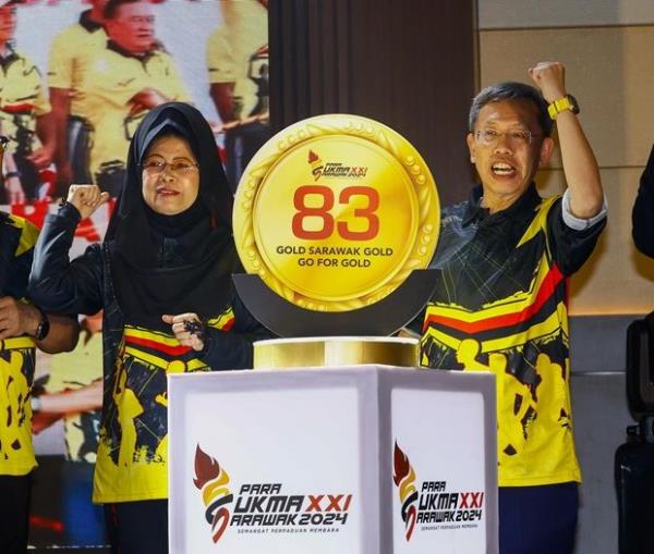 Fatimah (left) and Sarawak Deputy Premier Datuk Amar Dr Sim Kui Hian launching the 100-day countdown to Para Sukma in Kuching.-ZULAZHAR SHEBLEE/The Star