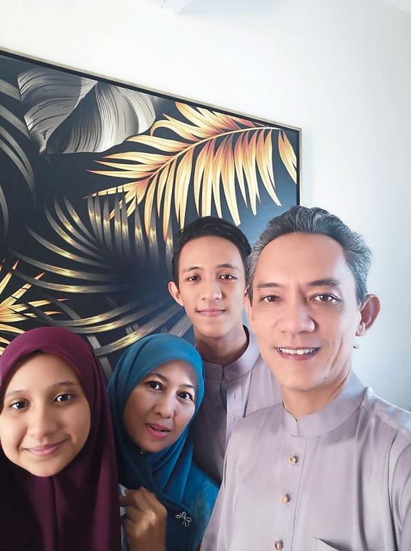Mohd Azhar Abdullah, 48 (right), with his 16-year-old daughter, Nur Diana Syaurah (far left), his wife, teacher Ezanee Esa and Muhammad Danial Harith.