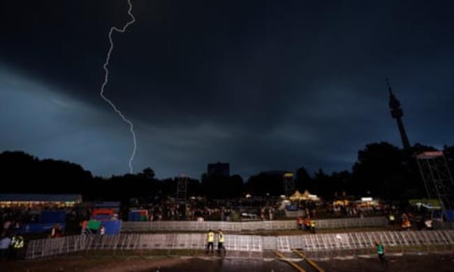 The fan zone in Dortmund is evacuated as lightning strikes.