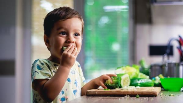 These colourful pigments abundant in green leafy vegetables and fruits have important functions in the eye and brain. Photo: Getty Images