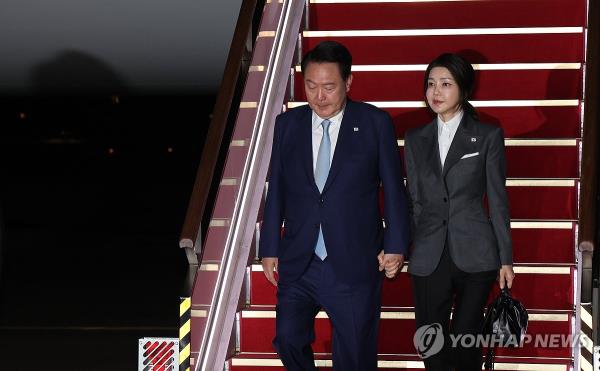 President Yoon Suk Yeol (L) and first lady Kim Keon Hee disembark the presidential plane at Seoul Air ba<em></em>se, just south of Seoul, on June 16, 2024, upon returning from a weeklong trip to Turkmenistan, Kazakhstan and Uzbekistan. (Yonhap)