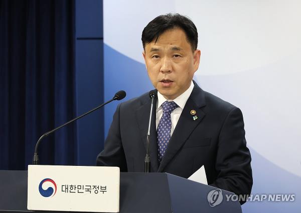 Second Vice Science Minister Kang Do-hyun speaks at a press briefing held at the government complex in central Seoul on June 14, 2024. (Yonhap)