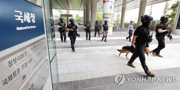 In this file photo, taken Aug. 17, 2023, police commando units are searching for bombs inside the government office complex in Sejong, following a series of email bomb threats on major natio<em></em>nal facilities. (Yonhap)