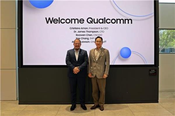 This photo provided by Samsung Electro<em></em>nics Co. shows its Chairman Lee Jae-yong (R) and Qualcomm CEO Cristiano Amon at the company's Device Solutions America in San Jose, California, on June 10, 2024. (PHOTO NOT FOR SALE) (Yonhap)