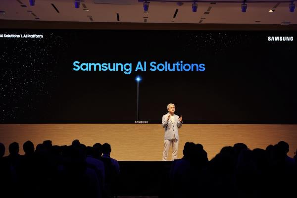 Choi Si-young, head of the foundry business at Samsung Electro<em></em>nics Co., delivers a keynote address during the Samsung Foundry Forum in San Jose, California, on June 12, 2024, in this photo provided by the company. (PHOTO NOT FOR SALE) (Yonhap)