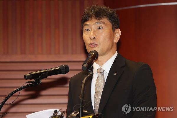 Lee Bok-hyun, chief of the Financial Supervisory Service, delivers co<em></em>ngratulatory remarks at the start of a seminar held in Seoul on June 12, 2024, on ways to develop the country's capital market. (Yonhap)