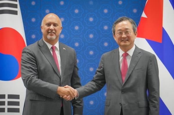 Carlos Miguel Pereira Hernandez, director general for bilateral affairs at the Cuban foreign ministry (L), shakes hands with Deputy Foreign Minister Chung Byung-won prior to their talks at the foreign ministry building in Seoul on June 12, 2024 in this photo provided by Seoul's foreign ministry. (Yonhap)