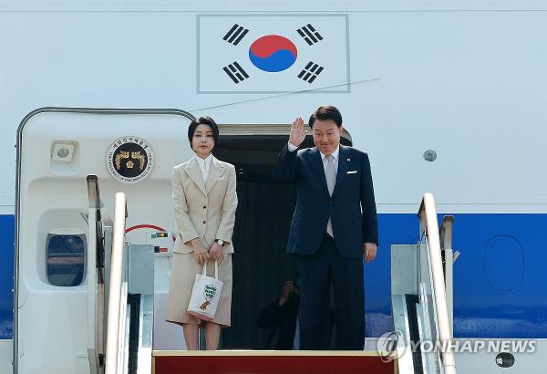 President Yoon Suk Yeol (R), alo<em></em>ngside first lady Kim Keon Hee, waves while boarding his plane at Seoul Air ba<em></em>se in Seongnam, south of Seoul, on June 10, 2024, to embark on state visits to Turkmenistan, Kazakhstan and Uzbekistan through June 15. (Yonhap)