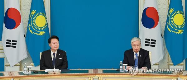 President Yoon Suk Yeol (L) and Kazakh President Kassym-Jomart Tokayev attend a joint press briefing after their summit at the presidential palace in Astana, Kazakhstan, on June 12, 2024. (Yonhap)