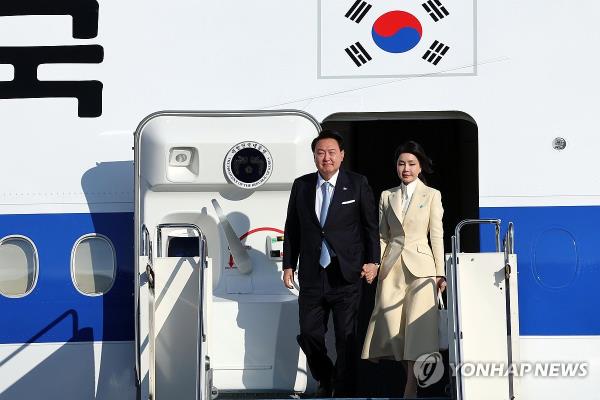 President Yoon Suk Yeol (L) and first lady Kim Keon Hee arrive at Astana Internatio<em></em>nal Airport in the Kazakh capital on June 11, 2024. (Pool photo) (Yonhap)