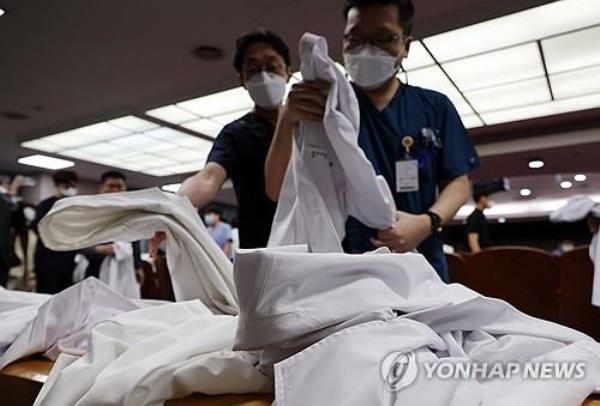 Medical professors return their lab coats in protest of the government's medical reform at Wo<em></em>nkwang University Hospital in Iksan, 170 kilometers south of Seoul, on April 29, 2024. (Yonhap) 