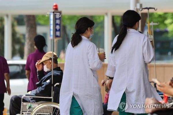 This photo taken on April 18, 2024, shows doctors and a patient at a university hospital in Seoul amid a prolo<em></em>nged walkout by trainee doctors. (Yonhap)