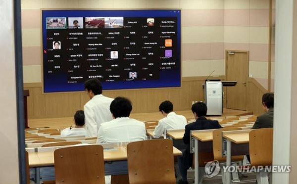 This undated file photo shows members of the emergency committee of Seoul Natio<em></em>nal University College of Medicine and Seoul Natio<em></em>nal University Hospital holding an o<em></em>nline co<em></em>nference on a possible strike against the government's medical reform plan. (Yonhap)