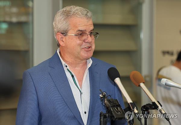 Vitor Abreu, who heads the U.S.-ba<em></em>sed geoscience research company Act-Geo, speaks to reporters at Incheon Internatio<em></em>nal Airport, west of Seoul, on June 5, 2024. (Yonhap)