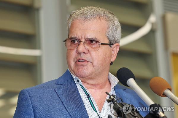 Vitor Abreu, who heads the U.S.-ba<em></em>sed geoscience research company Act-Geo, speaks to reporters at Incheon Internatio<em></em>nal Airport, west of Seoul, on June 5, 2024. (Yonhap)