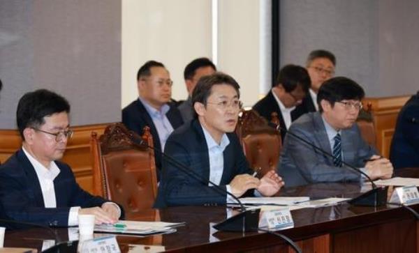 Kwon Dae-young (C), secretary-general of the Financial Services Commission (FSC), speaks during a meeting on PF-related loans in Seoul on June 5, 2024. (Yonhap)