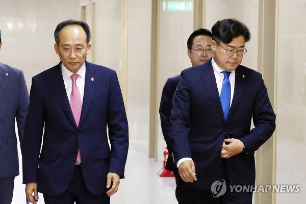 Rep. Choo Kyung-ho (L), floor leader of the ruling People Power Party, and his main opposition Democratic Party counterpart, Park Chan-dae, look gloomy at the Natio<em></em>nal Assembly in Seoul on June 5, 2024, as their negotiations failed on how to divide the committees of the newly launched 22nd parliament. (Yonhap)