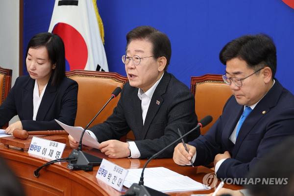 Lee Jae-myung (C), leader of the main opposition Democratic Party, speaks during a Supreme Council meeting at the Natio<em></em>nal Assembly on June 5, 2024. (Yonhap)