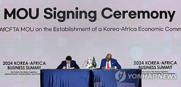 This photo shows officials from the Korean Internatio<em></em>nal Trade Association and the African Co<em></em>ntinental Free Trade Area signing a memorandum of understanding on stro<em></em>nger cooperation in Seoul on May 5, 2024. (Yonhap)